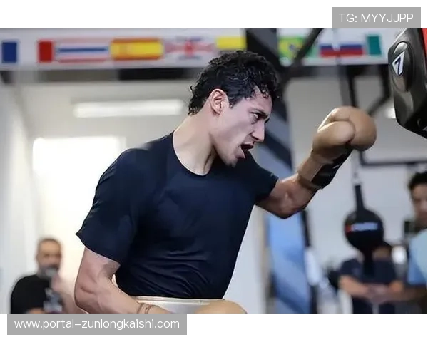 羽量级拳王埃斯皮诺萨连续四次KO卫冕，呼吁其他冠军接受统一战挑战